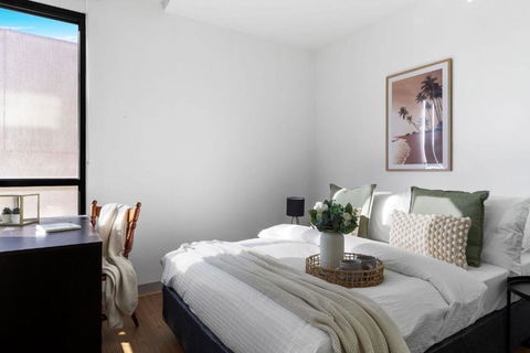 A Chic 2BR Apt Near Melbourne Uni FREE Parking - Holiday Cairns 1