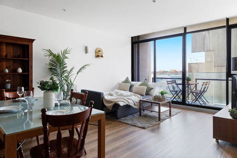 A Chic 2BR Apt Near Melbourne Uni FREE Parking - Holiday Cairns 2