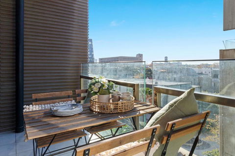 A Chic 2BR Apt Near Melbourne Uni FREE Parking - Holiday Cairns 4