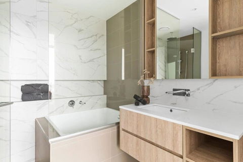 A Chic 2BR Apt With Panoramic Views FREE Parking - Holiday Cairns 4