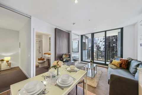 A Chic 2BR Home Near Southern Cross City Views - Holiday Cairns 0