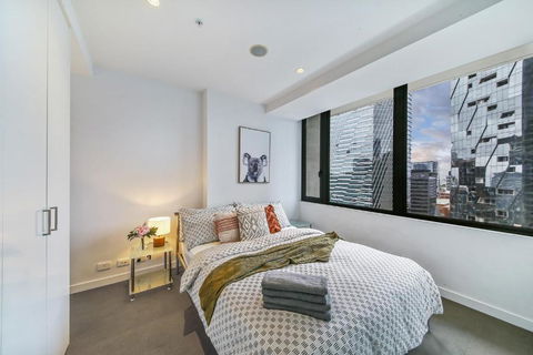 A Chic 2BR Home Near Southern Cross City Views - Holiday Cairns 3