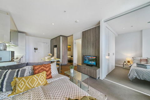 A Chic 2BR Home Near Southern Cross City Views - Holiday Cairns 2