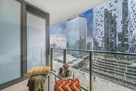 A Chic 2BR Home Near Southern Cross City Views - Holiday Cairns 4