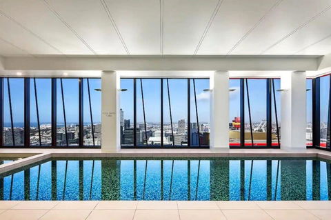 A Chic & Comfy 2BR Apt On Collins With City Views - Holiday Cairns 2