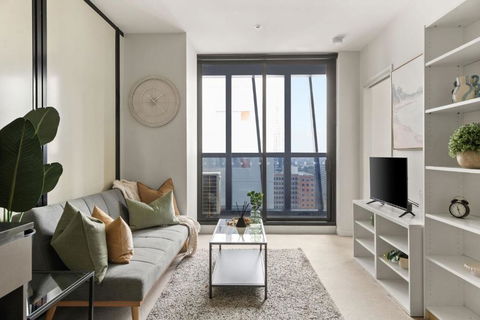 A Chic & Comfy 2BR Apt On Collins With City Views - Holiday Cairns 0