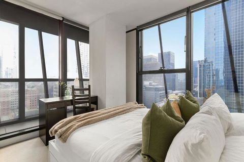 A Chic & Comfy 2BR Apt On Collins With City Views - Holiday Cairns 1