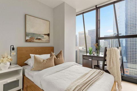 A Chic & Comfy 2BR Apt On Collins With City Views - Holiday Cairns 4