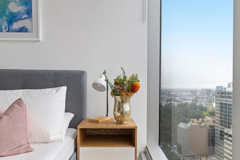 A Chic & Lovely 2BR Apt CBD With City Views - Holiday Cairns 1