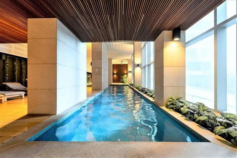 A Chic & Lovely 2BR Apt CBD With City Views - Holiday Cairns 2