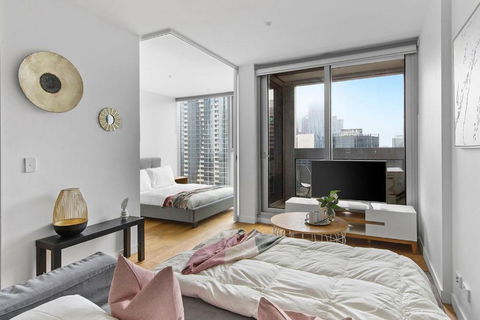 A Chic & Lovely 2BR Apt CBD With City Views - Holiday Cairns 3