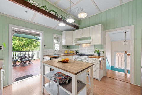 A Colourful Life 4Bed-2Bath-1Car - Queenslander - Holiday Cairns 0