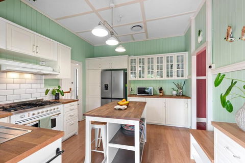 A Colourful Life 4Bed-2Bath-1Car - Queenslander - Holiday Cairns 2