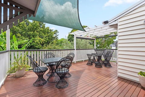 A Colourful Life 4Bed-2Bath-1Car - Queenslander - Holiday Cairns 1