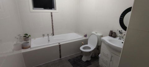 A Cosy Villa, Close To All Essentials - Holiday Cairns 3