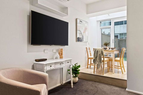 A Cozy CBD Studio Near Melbourne Central - Holiday Cairns 1