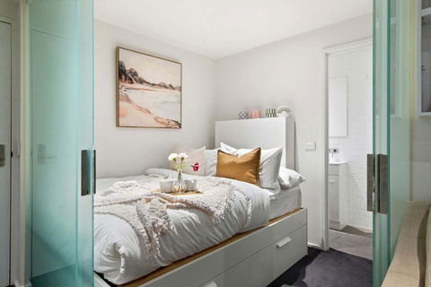 A Cozy CBD Studio Near Melbourne Central - Holiday Cairns 0