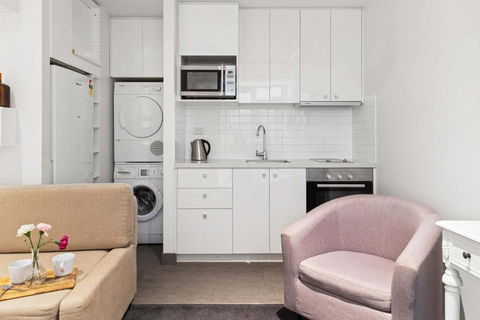 A Cozy CBD Studio Near Melbourne Central - Holiday Cairns 3