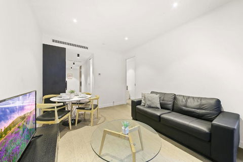 A Cozy & Lovely 2BR Apt Near Melbourne Central - Holiday Cairns 1