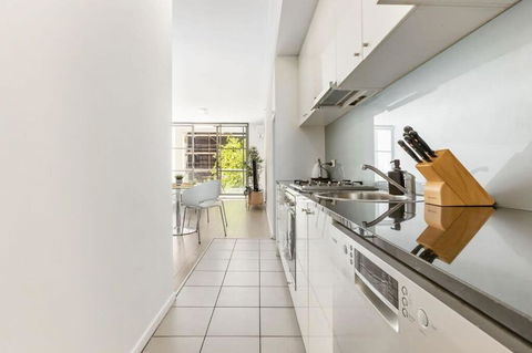 A Cozy & Modern Studio Right Next To Darling Harbour - Holiday Cairns 2