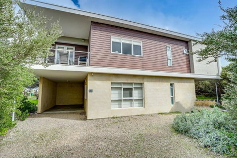 Absolute Luxury Beachfront - Middleton - BYO Linen - Holiday Cairns 1