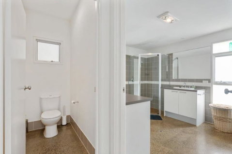 Absolute Luxury Beachfront - Middleton - BYO Linen - Holiday Cairns 3