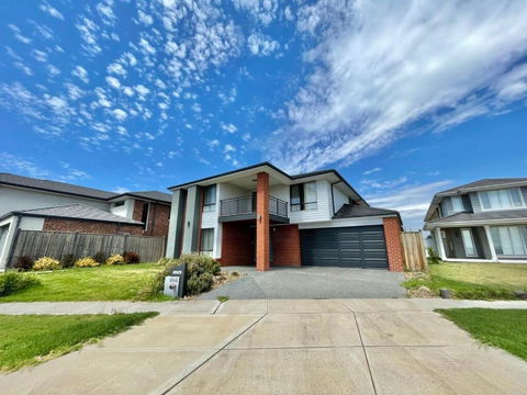 Absolutely Stunning - Bayside Point Cook 5BR Home - Holiday Cairns 0