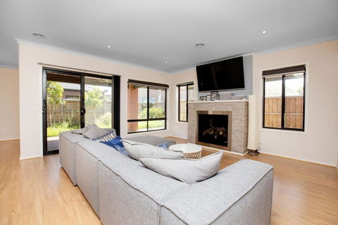 Absolutely Stunning - Bayside Point Cook 5BR Home - Holiday Cairns 1