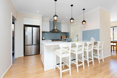 Absolutely Stunning - Bayside Point Cook 5BR Home - Holiday Cairns 2