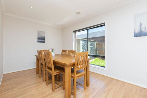 Absolutely Stunning - Bayside Point Cook 5BR Home - Holiday Cairns 3