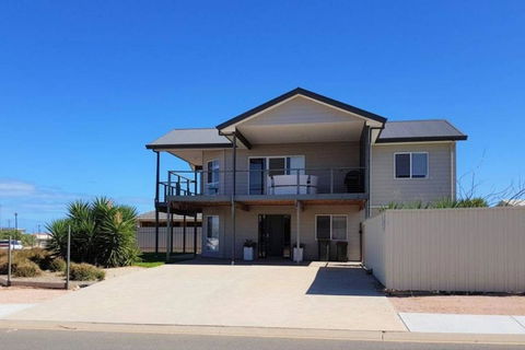 Agape Holiday Home With Pool Table ,NBN Internet - Holiday Cairns 0