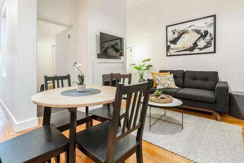 A Carlton Classic - Quaint Inner-City Getaway - Holiday Cairns 0