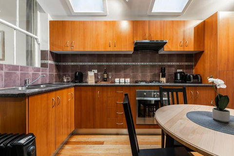 A Carlton Classic - Quaint Inner-City Getaway - Holiday Cairns 2