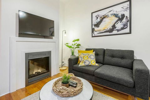 A Carlton Classic - Quaint Inner-City Getaway - Holiday Cairns 3