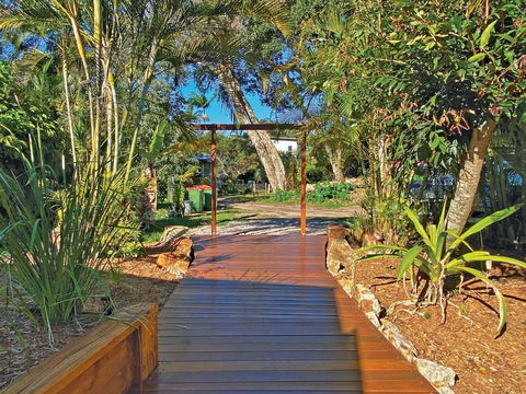 AMITY POINT WATERFRONT CABINS- TAMDHU - Holiday Cairns 1
