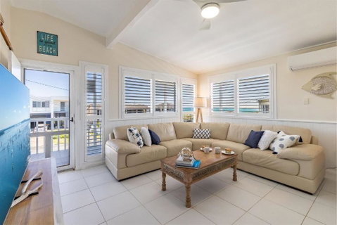 Anna Bay Beach Shack 44 Ocean Avenue Fantastic 2 Storey House With Spectacular Views - Holiday Cairns 4