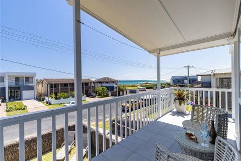 Anna Bay Beach Shack 44 Ocean Avenue Fantastic 2 Storey House With Spectacular Views - Holiday Cairns 2