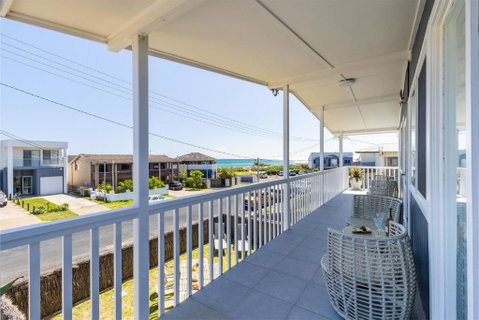 Anna Bay Beach Shack 44 Ocean Avenue Fantastic 2 Storey House With Spectacular Views - Holiday Cairns 3