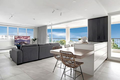 Aquarius Luxury Apartment - Holiday Cairns 2