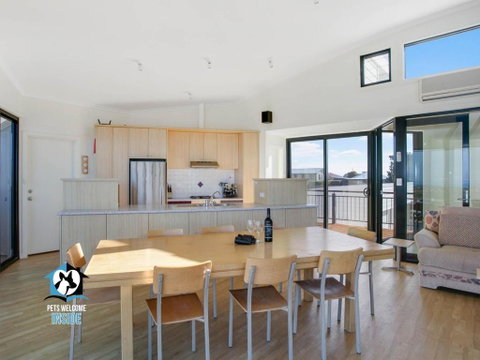 Architect Designed Beach House With Sweeping Views - Holiday Cairns 4