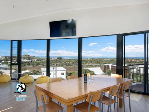 Architect Designed Beach House With Sweeping Views - Holiday Cairns 3