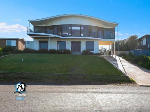 Architect Designed Beach House With Sweeping Views - Holiday Cairns 0