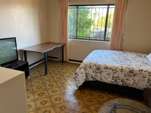 Aspley Bedroom & Share Bathroom With Other Guests - Holiday Cairns 2