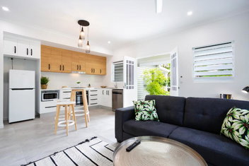 Bamboo Villa - Pet Friendly Luxury Villa Next To Botanical Gardens with Holiday Cairns