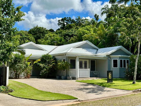 Bamboo Villa - Pet Friendly Luxury Villa Next To Botanical Gardens - Holiday Cairns 1