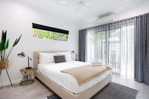 Bamboo Villa - Pet Friendly Luxury Villa Next To Botanical Gardens - Holiday Cairns 2