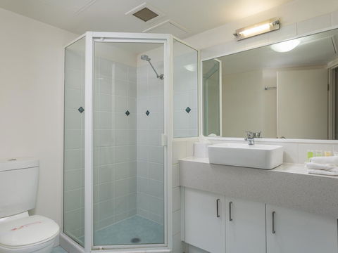 Maldives Resort Main Beach, Gold Coast - Holiday Cairns 8