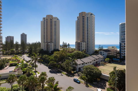 Maldives Resort Main Beach, Gold Coast - Holiday Cairns 30
