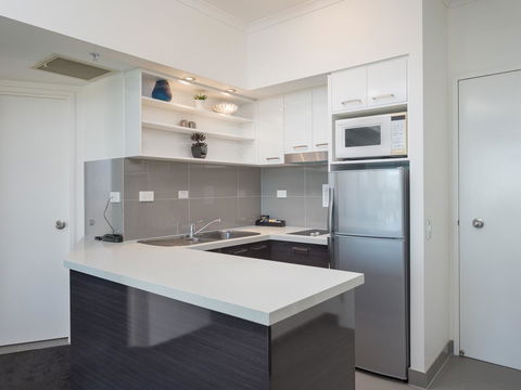Maldives Resort Main Beach, Gold Coast - Holiday Cairns 17