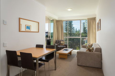 Maldives Resort Main Beach, Gold Coast - Holiday Cairns 4